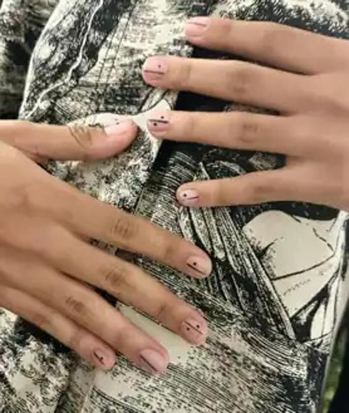 Imagen secundaria 2 - Uñas negras lisas, combinadas con una manicura francesa tradicional o un minimalista 'nail art' con puntitos y rayas. 