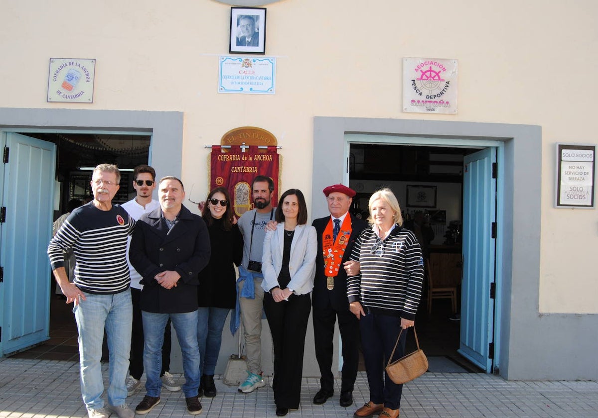 Familiares de Víctor, cofrades y el alcalde junto a la placa de la nueva calle.