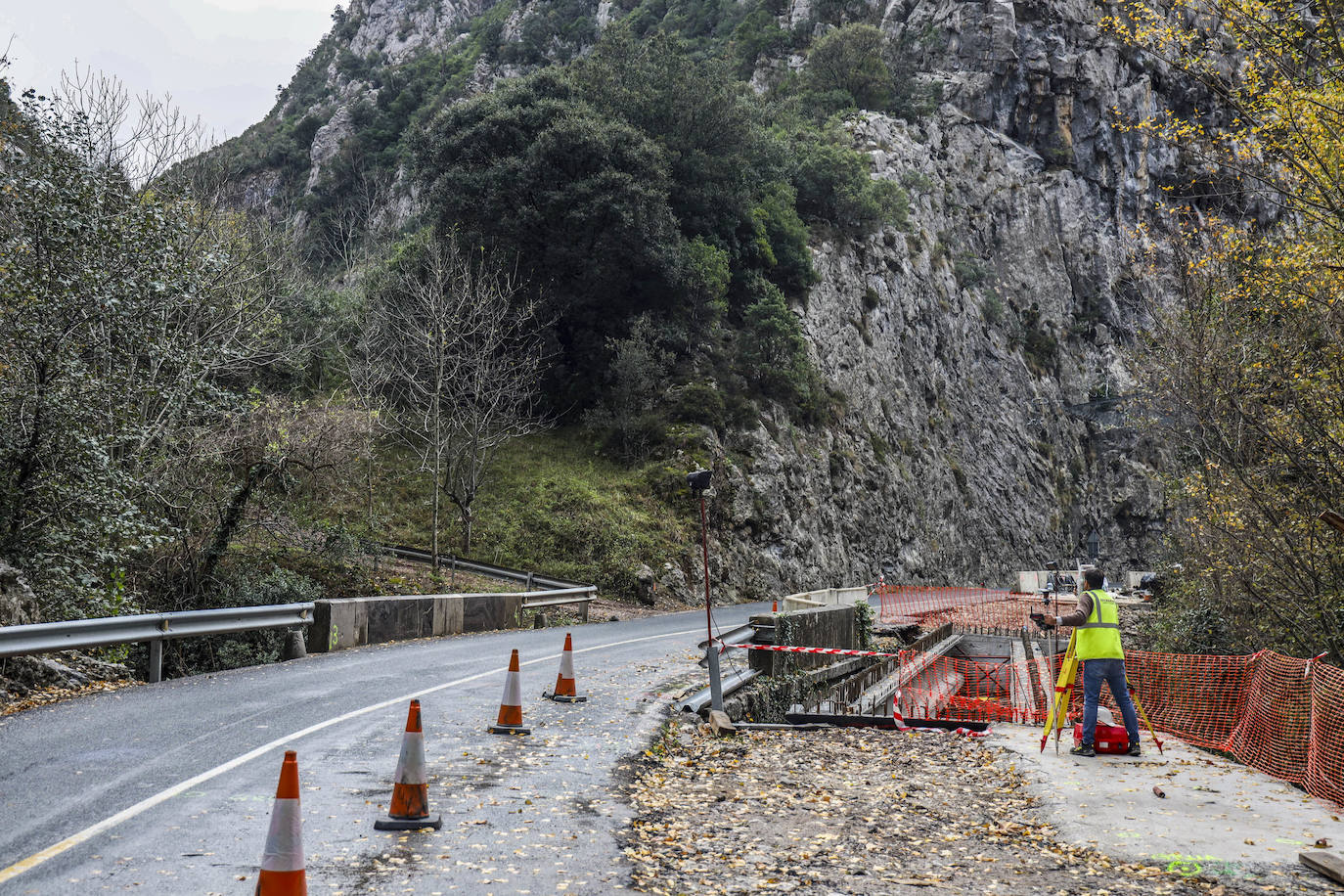 El puente ubicado en la desembocadura del río Cicera en el Deva está siendo ensanchado.