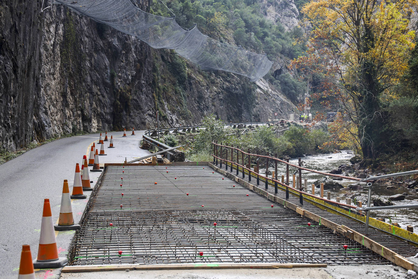 Los alcaldes de la zon a resaltan el esfuerzo que se está realizando en los sistemas de seguridad para evitar la caída de piedras a la carretera».