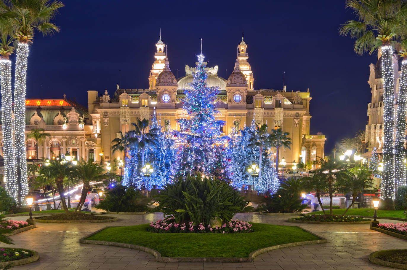 En el principado de Mónaco, no podía ser de otra manera: el árbol más elegante de todo el continente se erige con esplendor. En la Place du Casino, la responsabilidad ecológica se fusiona armoniosamente con la decoración navideña. Cada año, varios árboles blancos se entrelazan con las majestuosas palmeras, creando un escenario que respira elegancia, similar a la atmósfera festiva que se vive en París durante estas fechas tan especiales.