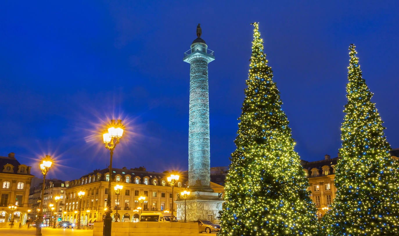 A pesar de que las calles parisinas se llenan de luces y decoraciones de diversas formas, la auténtica magia de la Ciudad del Amor se despliega en los escaparates y tiendas. Uno de los árboles más emblemáticos de París se erige en las Galerías Lafayette, aunque no es el único, ya que la decoración navideña de este lugar es extravagante y deslumbrante. En la imagen, observamos los dos majestuosos árboles que se erigen anualmente en la Plaza Vendôme, reconocida en todo el mundo por su Columna Verde de 44 metros en homenaje a los soldados de Austerlitz. Cada año, la plaza se transforma con la instalación de varios árboles que resplandecen con miles de luces. Estos abetos, elegantemente decorados, iluminan las fachadas de las prestigiosas casas que han conferido renombre a este lujoso lugar. En las cuatro esquinas de la plaza, tríos de abetos aún más imponentes rodean la famosa columna verde, casi robándose el espectáculo.