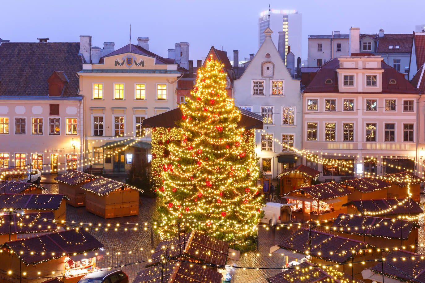 En la pintoresca capital de Estonia, Tallin, se rastrean los orígenes de la tradición navideña hasta el año 1441, cuando, según una leyenda, un joven soltero del siglo XV bailó con una chica en la plaza central. Bajo un abeto encendieron fuego como parte de la tradición, marcando así el comienzo de la decoración de árboles navideños en diciembre con luces y velas. Con uno de los mercados navideños más antiguos que ha estado funcionando desde el siglo XV, Tallin, la Capital Verde Europea 2023, se presenta como otro destino perfecto para celebrar la Navidad. La nieve pinta de blanco los tejados de las encantadoras cabañas que albergan puestos de bebidas, comidas y artesanías, rodeando un árbol fabuloso que, iluminado intensamente, adquiere un resplandor dorado en lugar de verde.