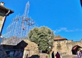 Instalación de la estructura del árbol de Navidad de Cartes, que se elevará por encima de los 65 metros.