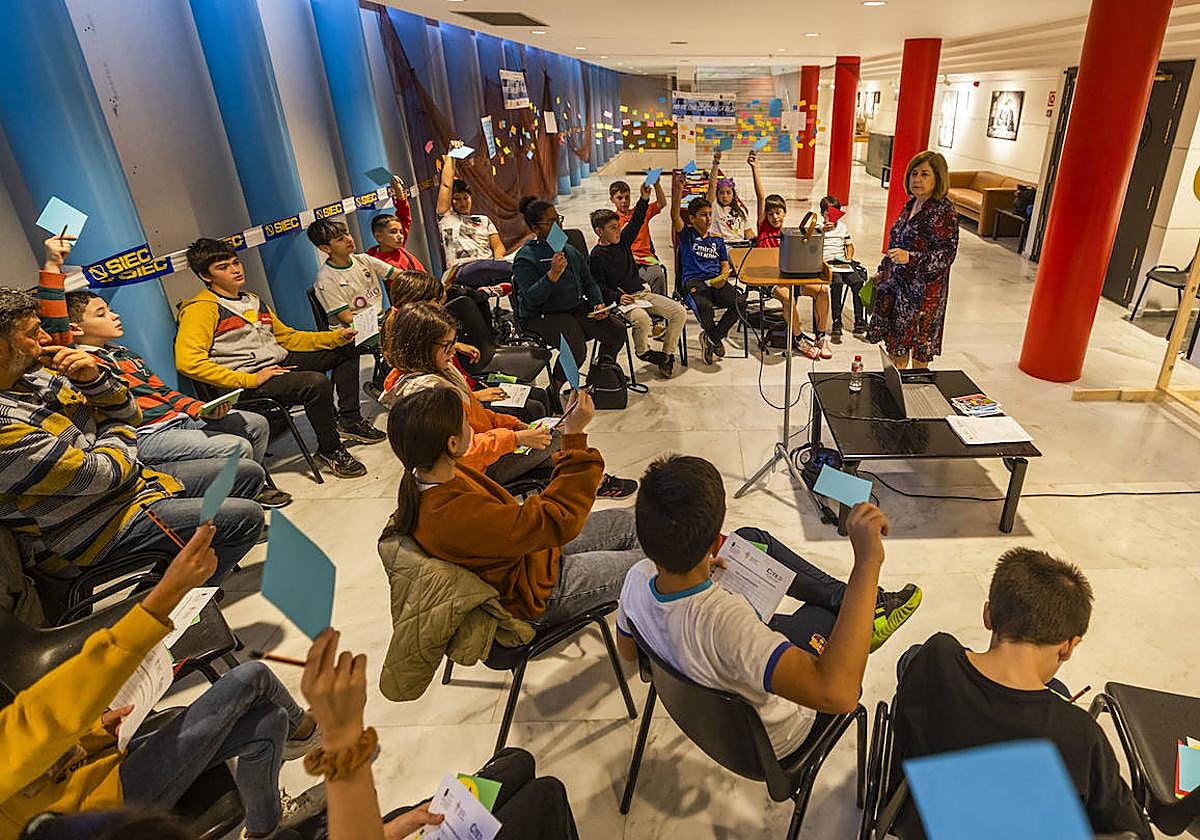 Uno de los talleres organizados ayer dentro de las I Jornadas de Sensibilización para el Uso de Dispositivos Móviles.