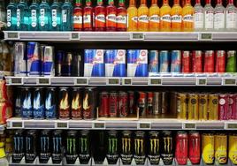 Varias bebidas energéticas en un supermercado.