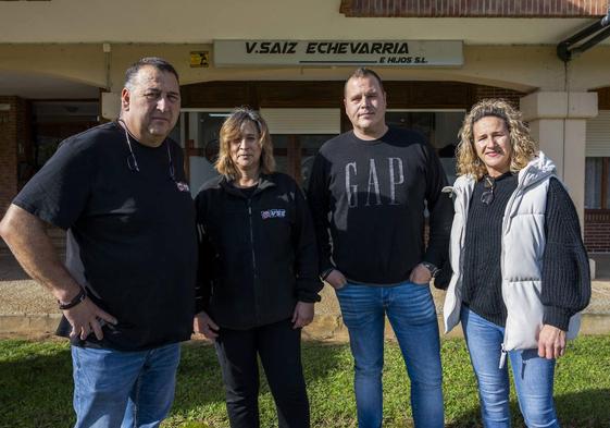 Victoriano, Marián, Gerardo y Merche Sáiz Ceballos, ante la sede de su empresa en Villanueva de Villaescusa