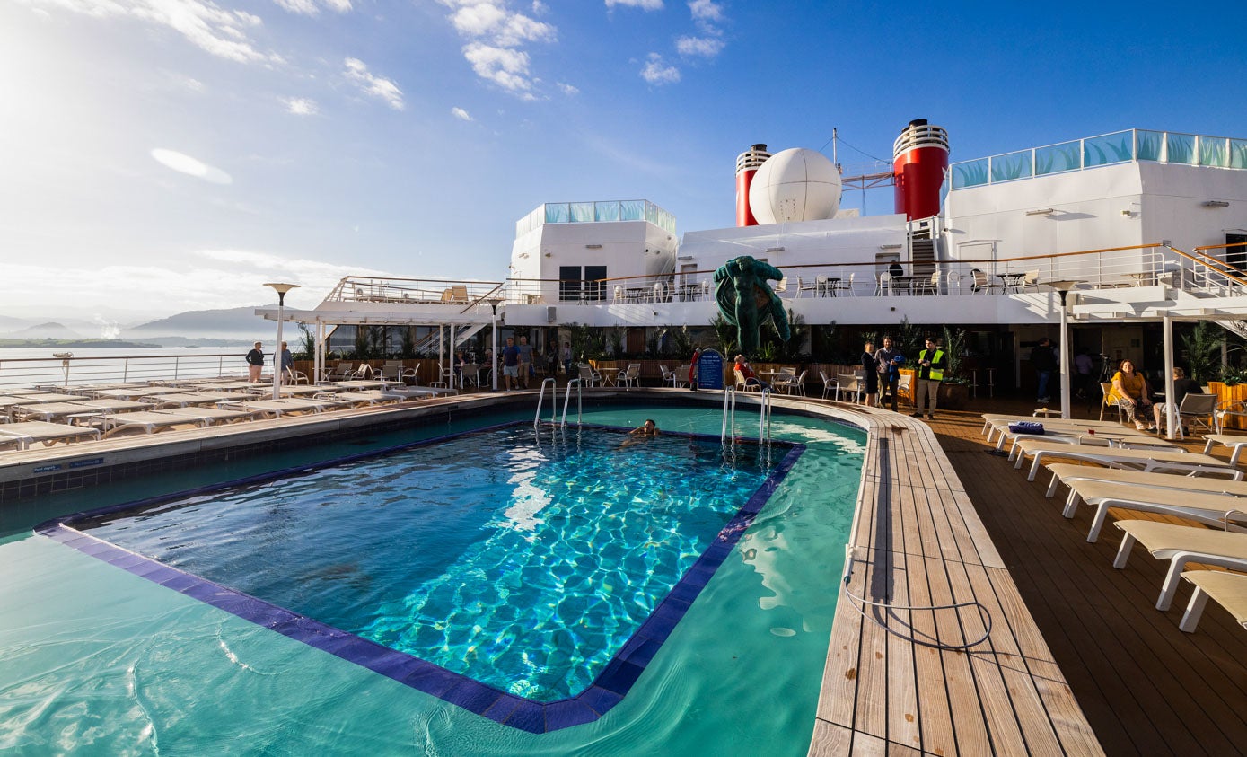 Otro ángulo de la piscina con la que cuenta el barco.