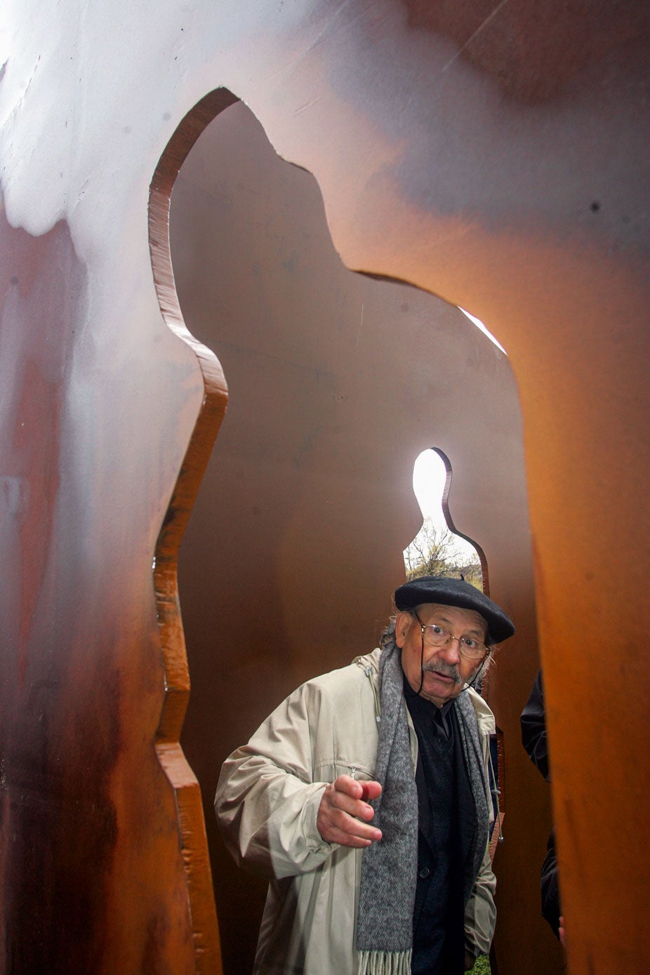 El artista posa entre las láminas de acero que conforman el monumento a las víctimas del terrorismo inaugurado en 2005 en el parque de La Magdalena.