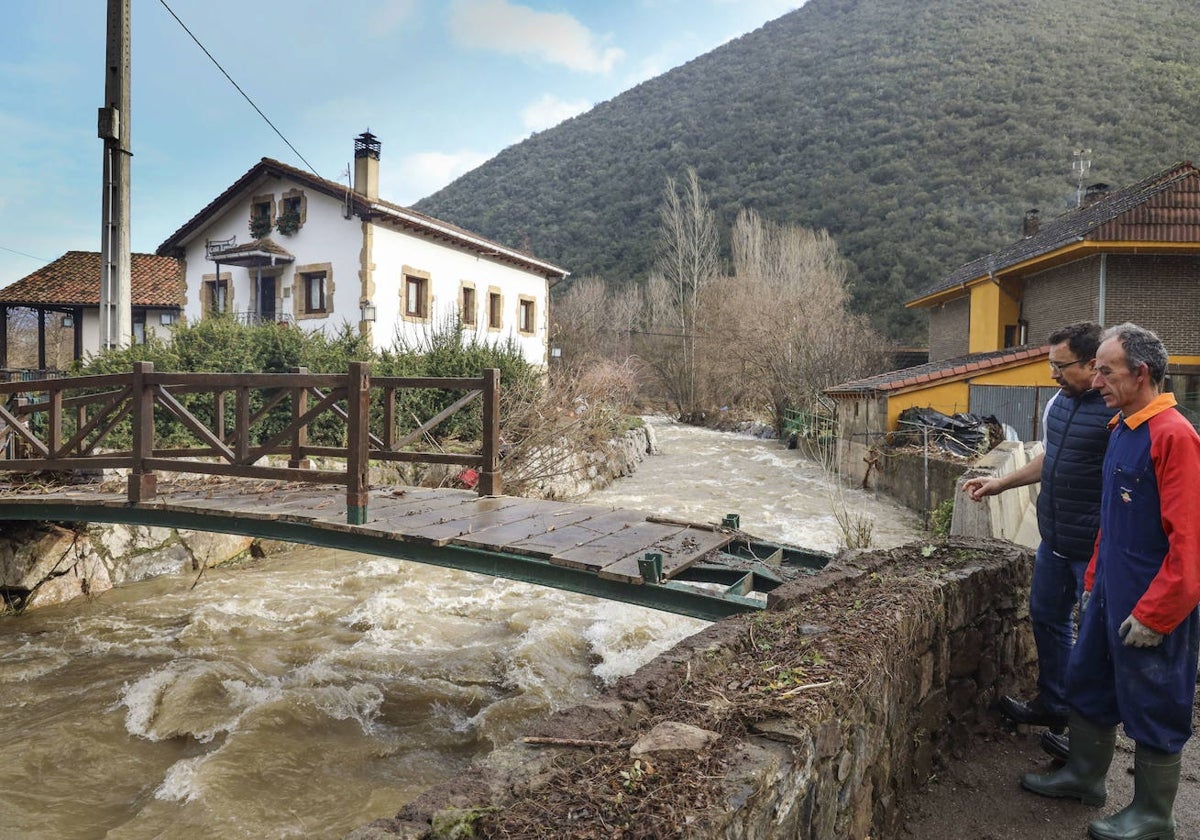 Puente peatonal en la localidad de La Vega que fue rebasado por el agua del río Quiviesa en 2019.