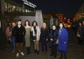 En el centro, la alcaldesa de Cayón, Pilar del Río, rodeada por la familia de Gastón Gómez en el homenaje.