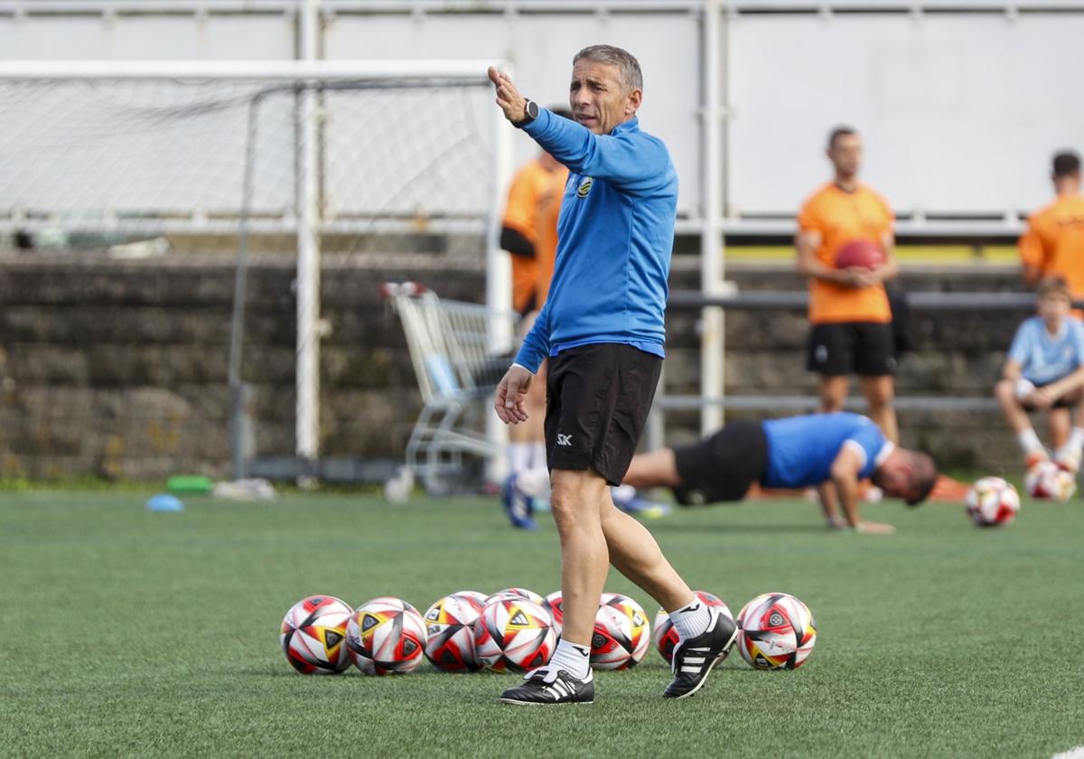 Luis Fernández, entrenando al Cayón.