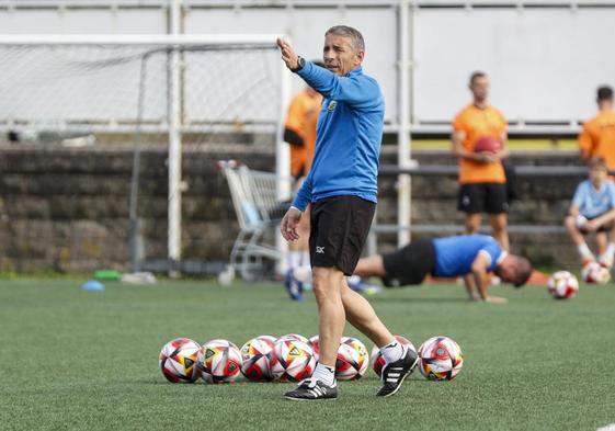 Luis Fernández, entrenando al Cayón.