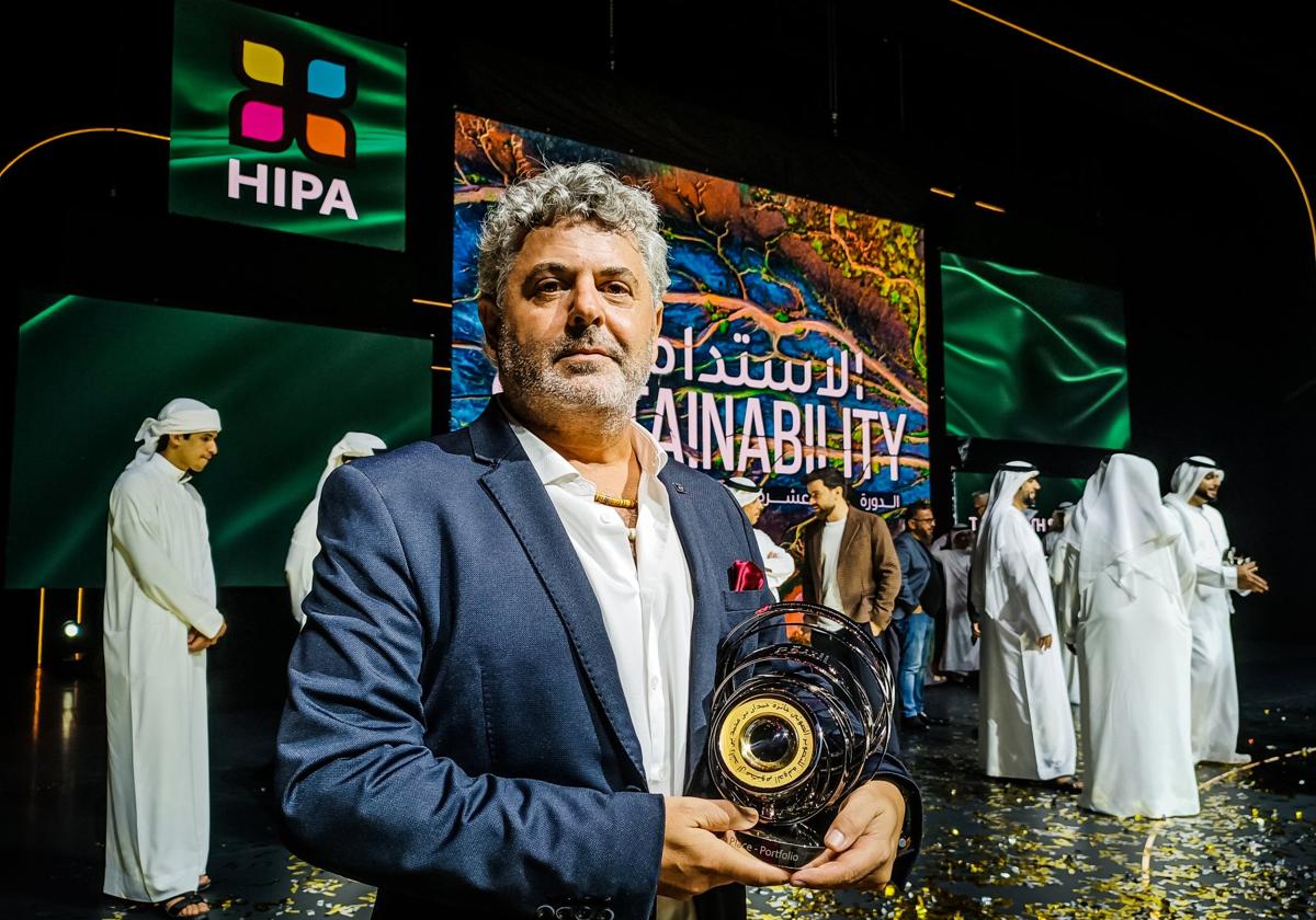 El fotógrafo cántabro Antonio Aragón Renuncio, tras recoger el premio.