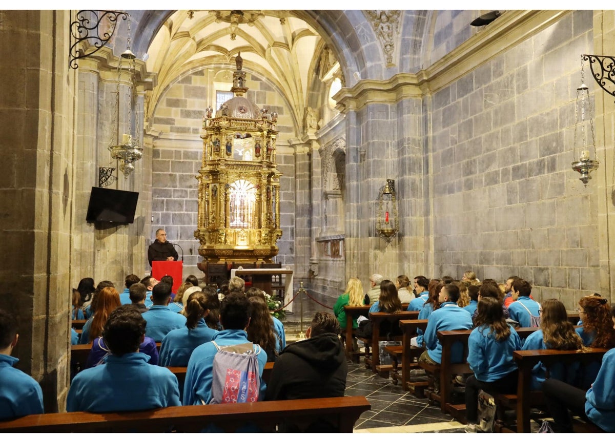 Imagen secundaria 1 - Tres momentos de la visita de los voluntarios al monasterio de Santo Toribio