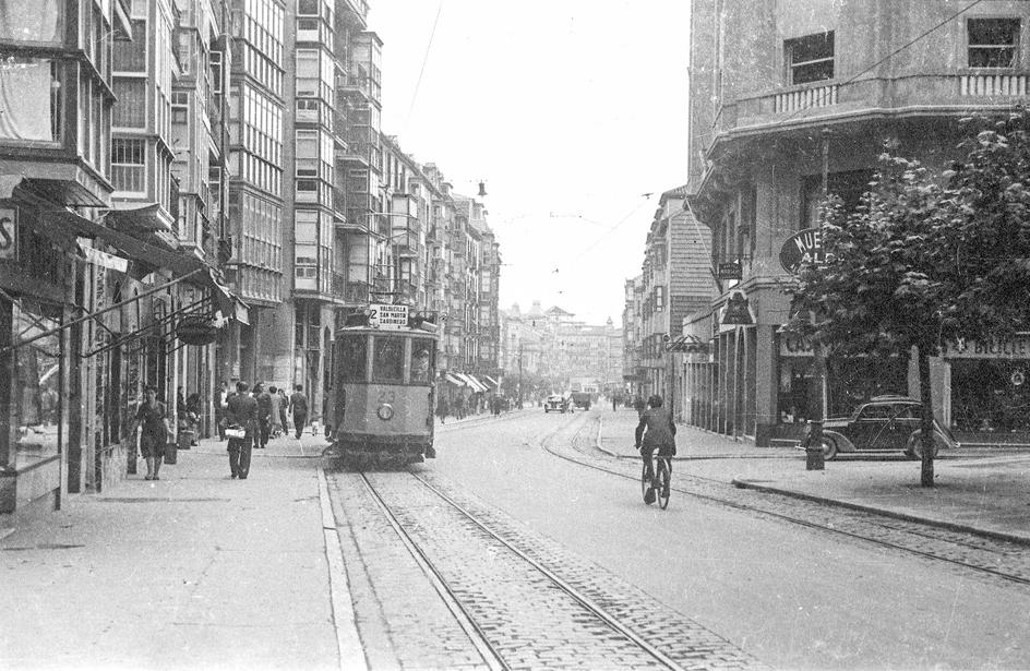 Los últimos tranvías que circularon por la calle Burgos. 1945-52.