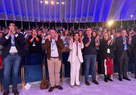 La presidenta de Cantabria, María José Sáenz de Buruaga, junto al el presidente nacional de PP, Alberto Núñez Feijóo, durante el Congreso de los populares en Asturias.