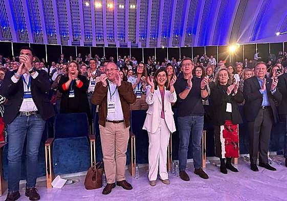La presidenta de Cantabria, María José Sáenz de Buruaga, junto al el presidente nacional de PP, Alberto Núñez Feijóo, durante el Congreso de los populares en Asturias.