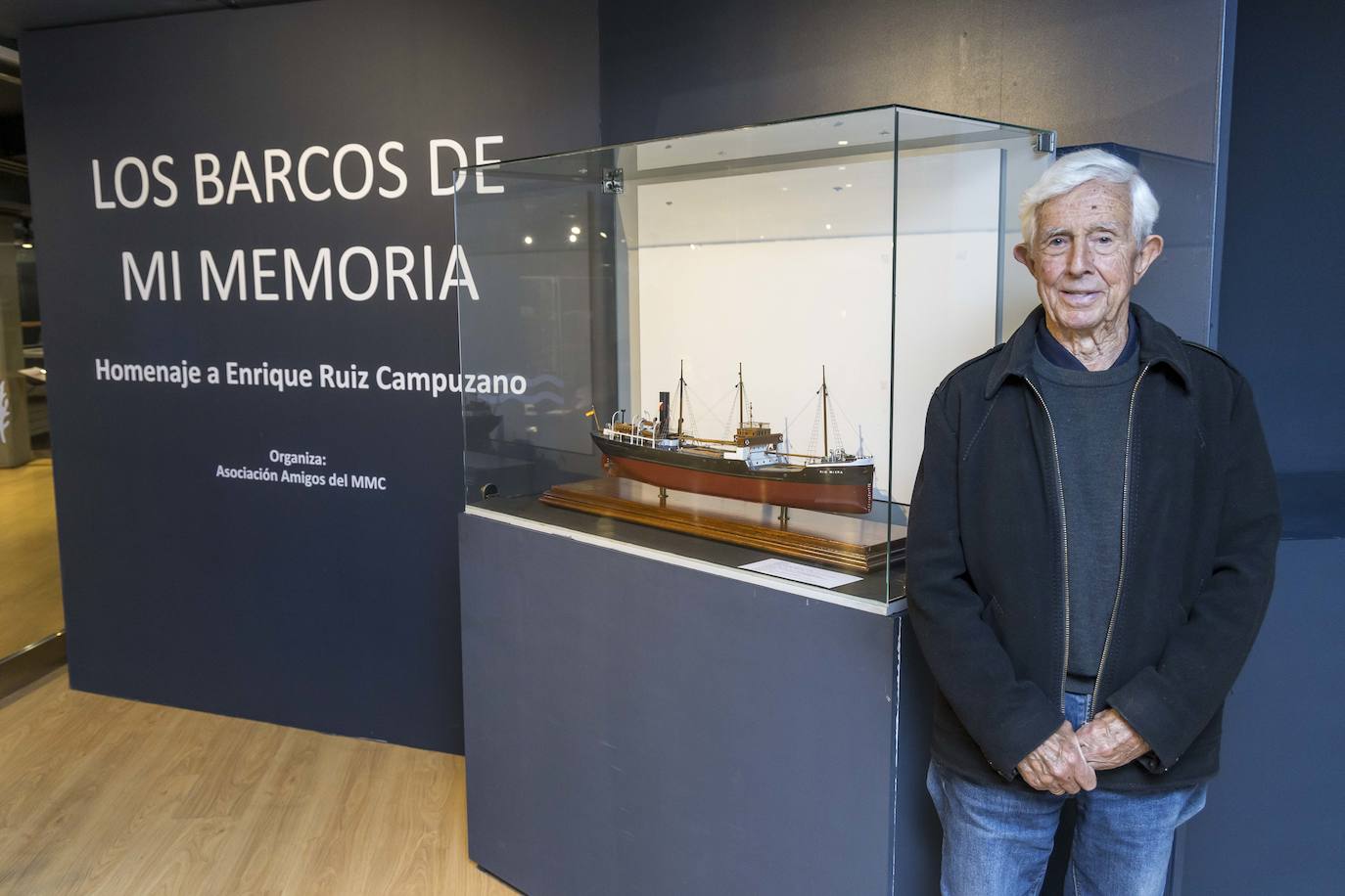 Enrique Ruiz posa junto a una de las muestras de la exposición que le homenajea en el Museo Marítimo del Cántabrico.