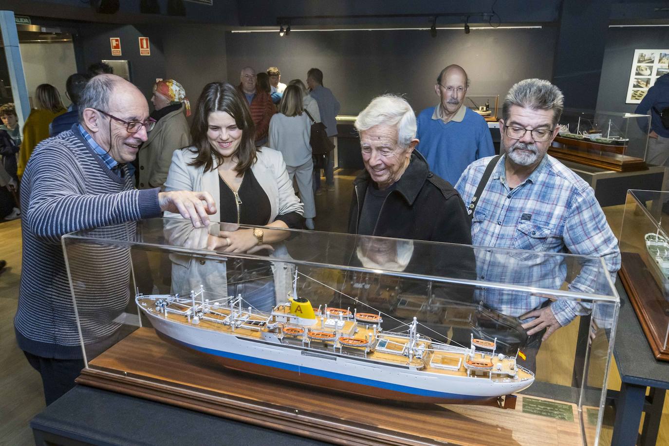 Lucía Fernández Granados, directora del Museo Marítimo del Cantábrico, conversa con Enrique Ruiz y otros visitantes.