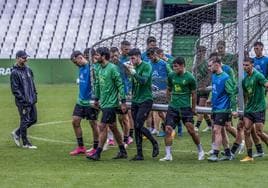 José Alberto sonríe mientras sus jugadores transportan una portería en el entrenamiento de la semana en El Sardinero.