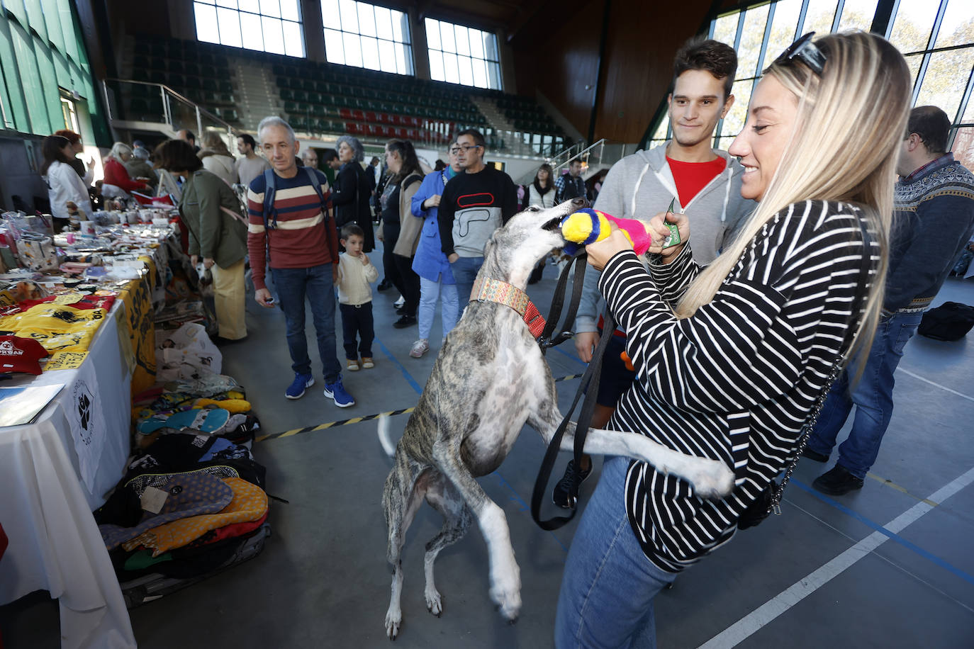 Muchos amantes de los animales acudieron a la cita con sus mascotas.