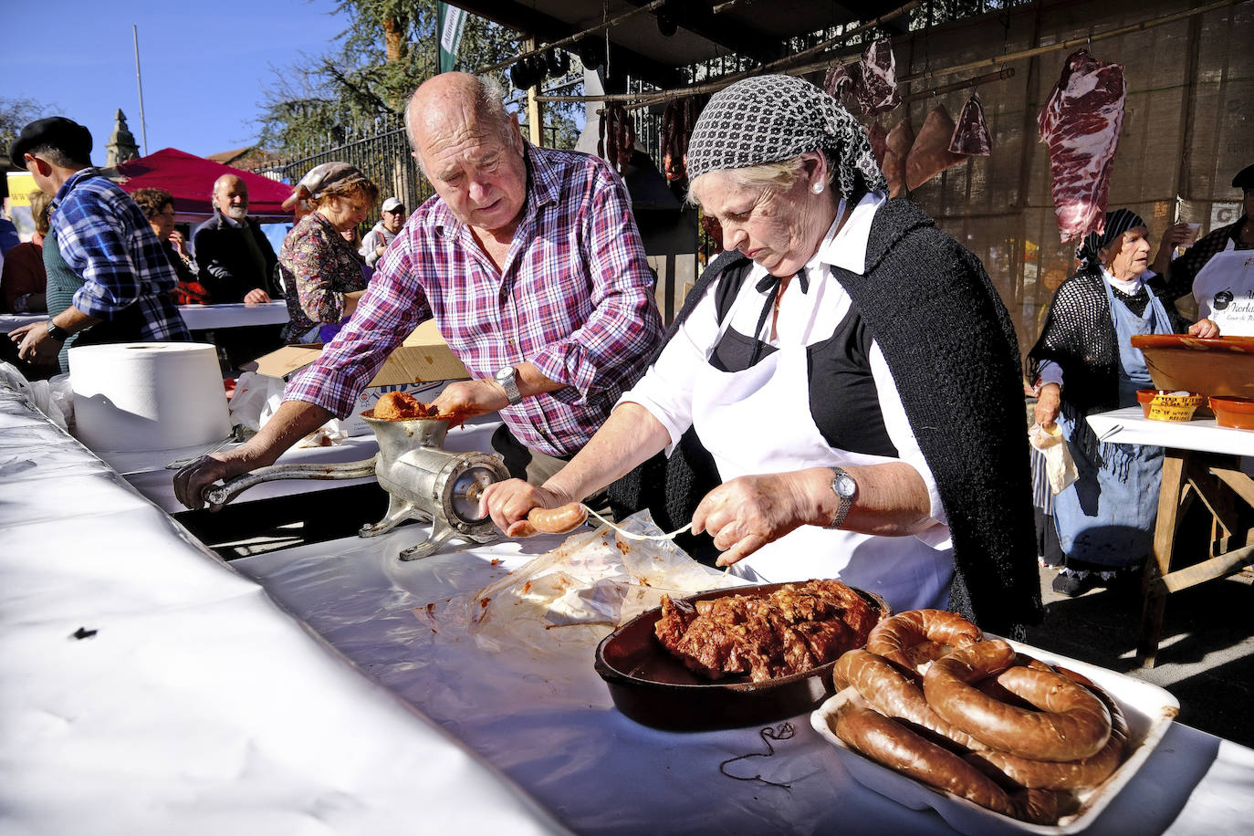 Una de las veteranas de la feria prepara las morcillas in situ en uno de los puestos. 