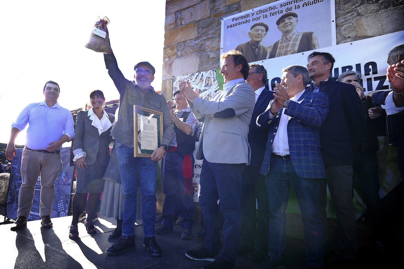 Jesús Sánchez recoge el galardón de Alubiero Mayor 2023 junto al consejero de Ganadería, Pablo Palencia. 