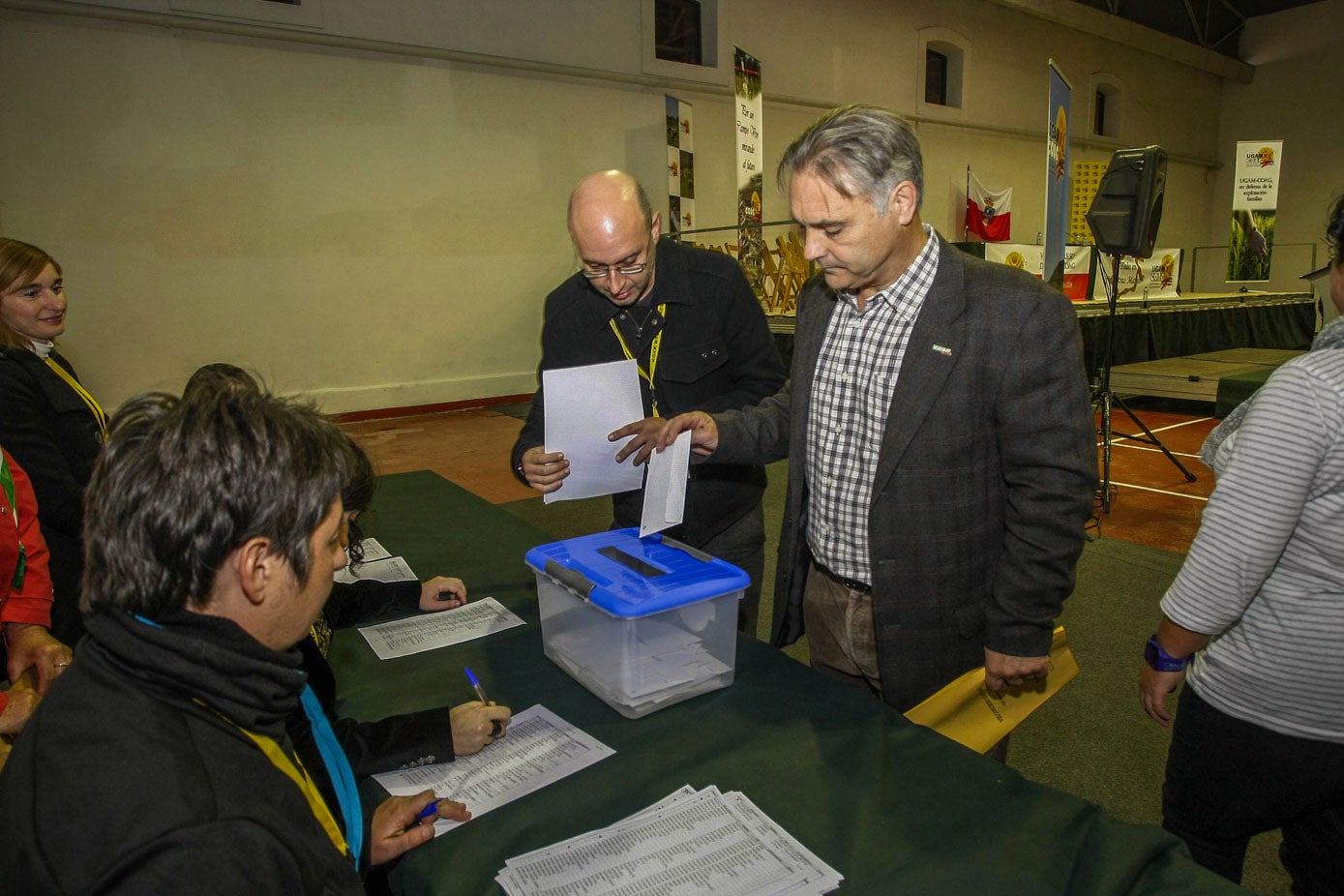 Gaspar Anabitarte vota en el congreso en el que salió reelegido secretario general del sindicato ganadero UGAM-COAG, que se celebró en La Lechera de Torrelavega.