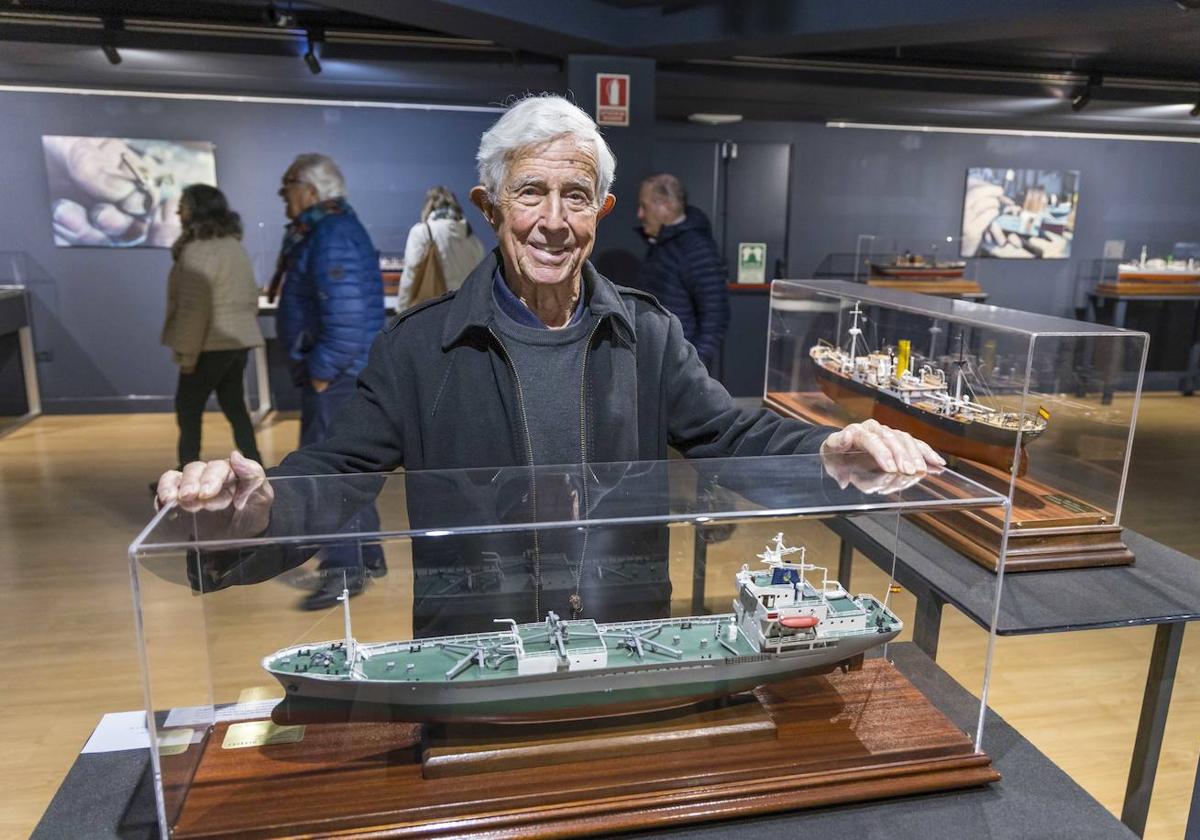 Enrique Ruiz Campuzano posa junto a uno de los modelos de la exposición que le rinde homenaje.