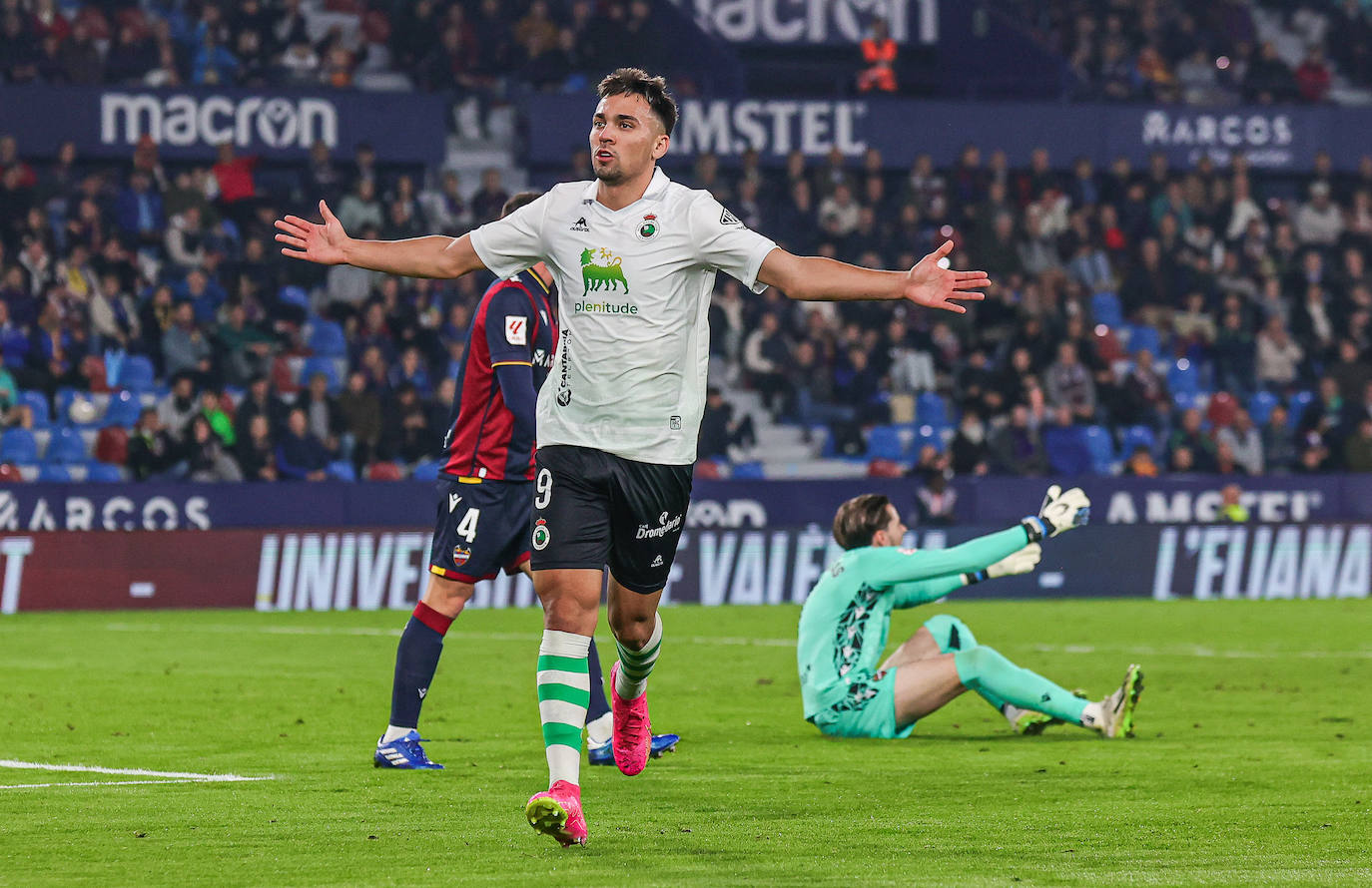 Arana celebra su primer gol del partido. 