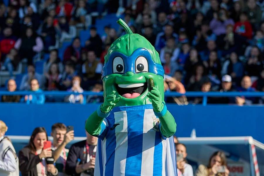 SuperPepino, del C.D. Leganés, ejerciendo de anfitrión al recibir a todas las mascotas en el Estadio Municipal Butarque.