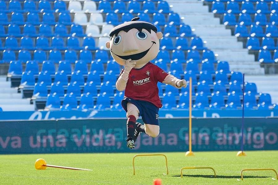 Rojillo, del Osasuna, durante una de las pruebas que se celebraron durante la jornada. Las mascotas corrieron una carrera de obstáculos; jugaron al lanzamiento de pepinos; lanzaron penaltis frente a un portero de leyenda como Andrés Palop; luego participaron en una carrera de relevos y finalmente corrieron cien metros lisos.