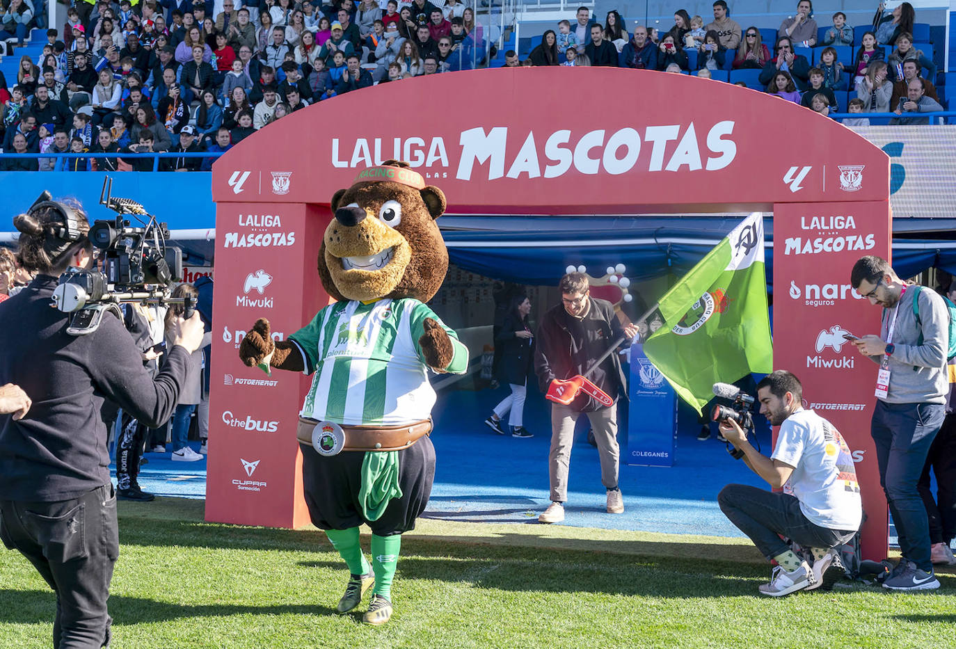 El Oso Cacho en el momento que saltó al campo.