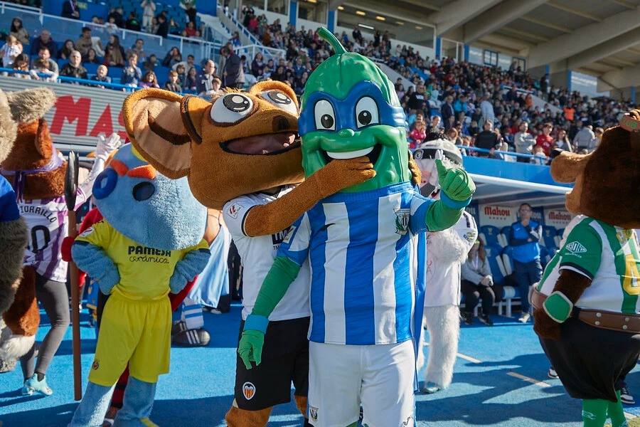 Amunt, del Valencia, abrazando a SuperPepino, el anfitrión del Leganés en el Estadio Municipal Butarque.