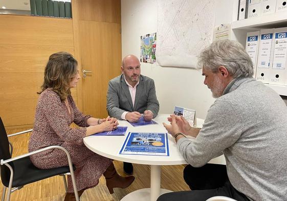 El alcalde de Laredo, Miguel González, reunido con integrantes de la Agencia de Desarrollo Local