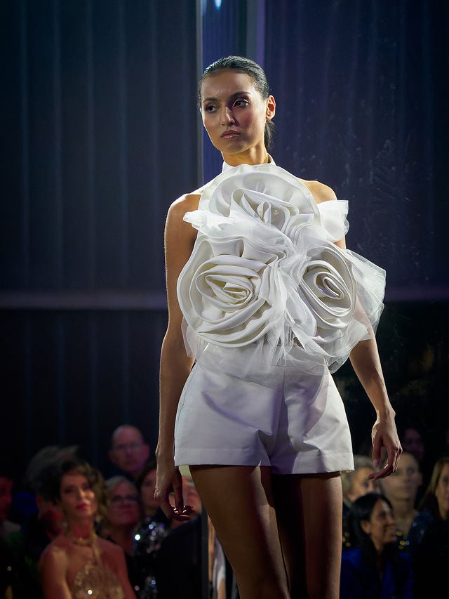 Fedua Saber luciendo una de las creaciones de Lola Muñoz. La modelo fue elegida como la mejor en la última edición de Moda Norte y ganó su plaza para participar en la pasarela de Albacete.