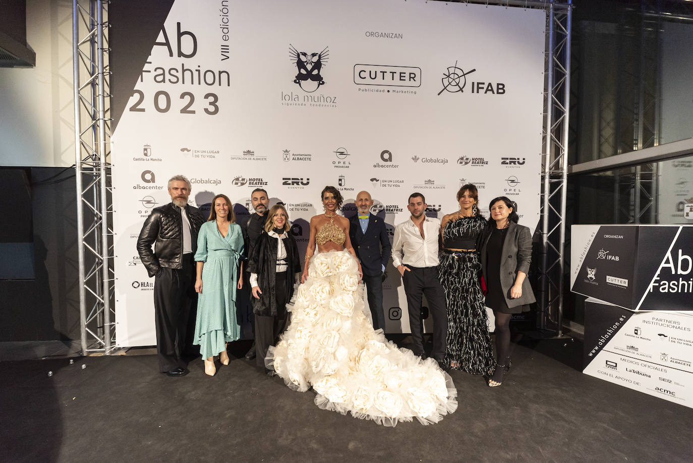 Foto de familia de diseñadores participantes en Ab Fashion 2023. Sergio de Lázaro, Elisa Álvarez, Reza Shokouhi, Belén Morales, Lola Muñoz, Modesto Lomba, Álvaro Lucas, Pilar Ibáñez y Raquel López. 