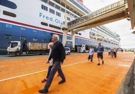 Turistas abandonan, el pasado viernes, el crucero Bolette.