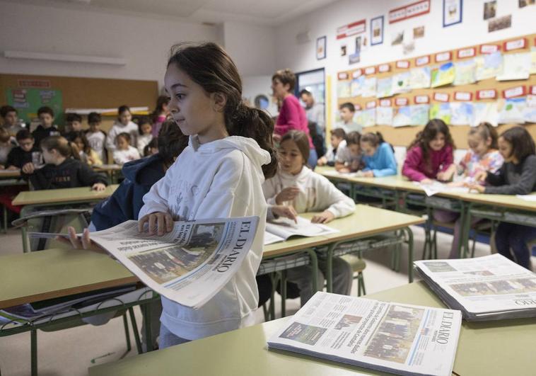 Fotos del momento en el que los alumnos abrieron el periódico y vieron publicadas sus cartas / Vídeo que muestra cómo cae el agua dentro del pabellón cuando llueve.