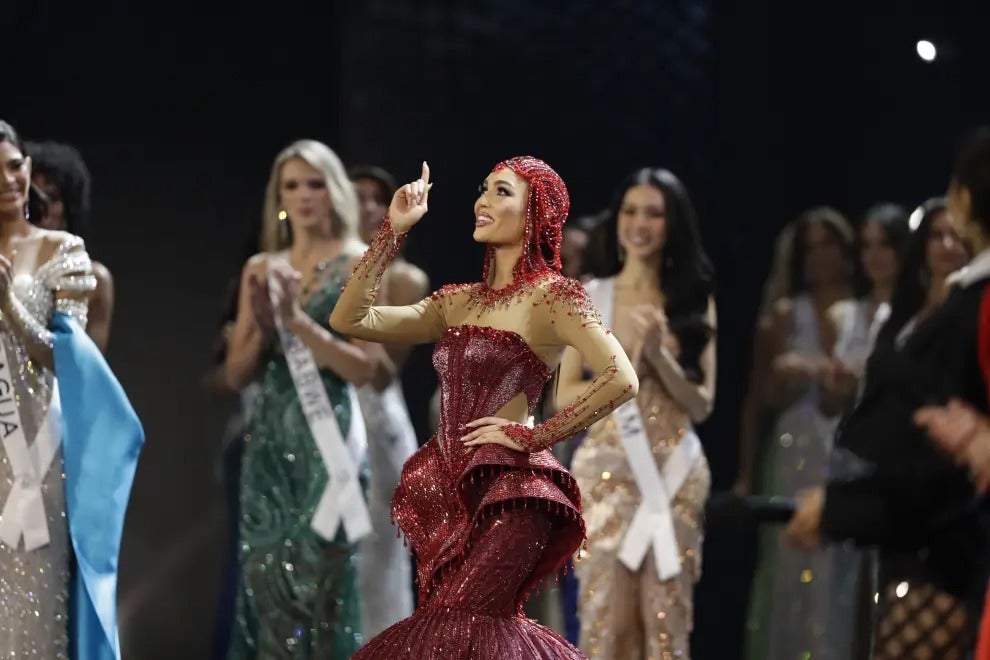 R'Bonney Gabriel, Miss Universo 2022, antes de entregar la corona a su sucesora.