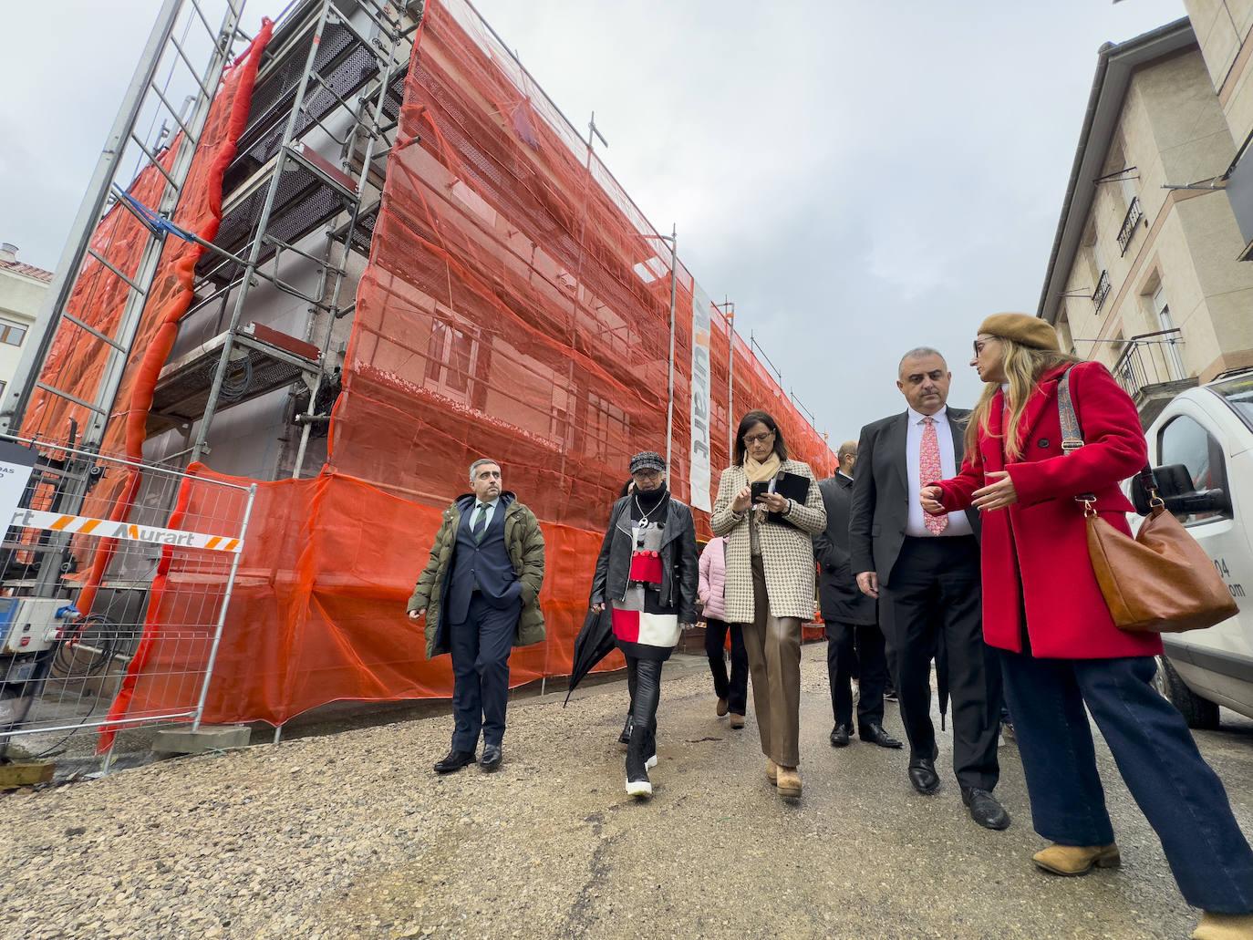 Gema Igual, Roberto Media y representantes de Murart , empresa encargada, visitan el barrio con motivo del inicio de las obras de rehabilitación. 