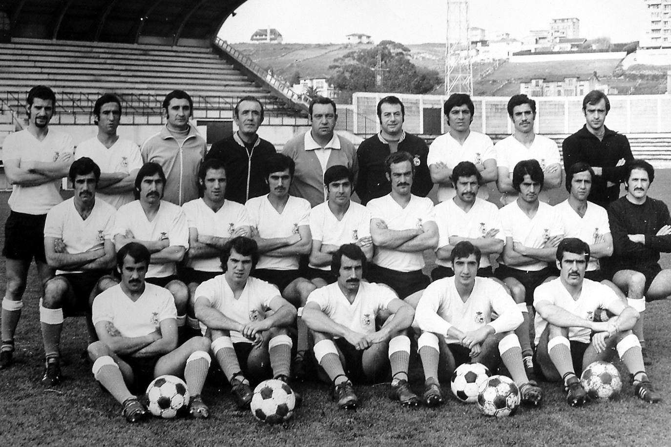 Primer equipo del Racing, entrenado por José MAría Maguregui. Santi posa sentado a la izquierda y con bigote.