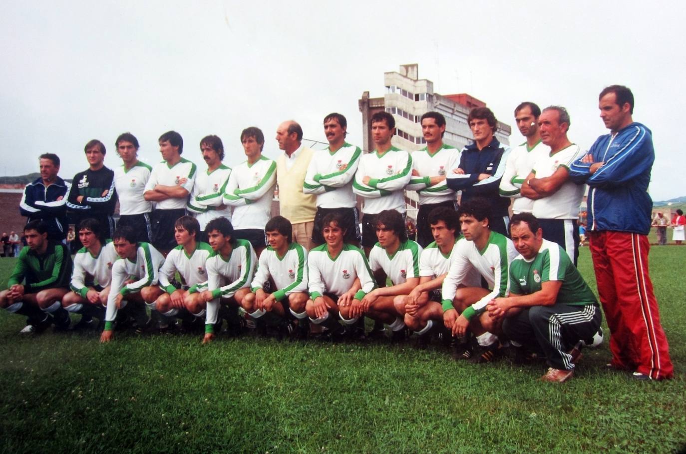 Imagen principal - En la imagen superior, a la izquierda, como segundo entrenador en la temporada 78-79 en el campo 2 de La Albericia. Debajo, recogiendo como capitán el Trofeo Príncipe Juan Carlos. Sobre estas líneas, otra imagen suya como futbolista en los viejos Campos de Sport.