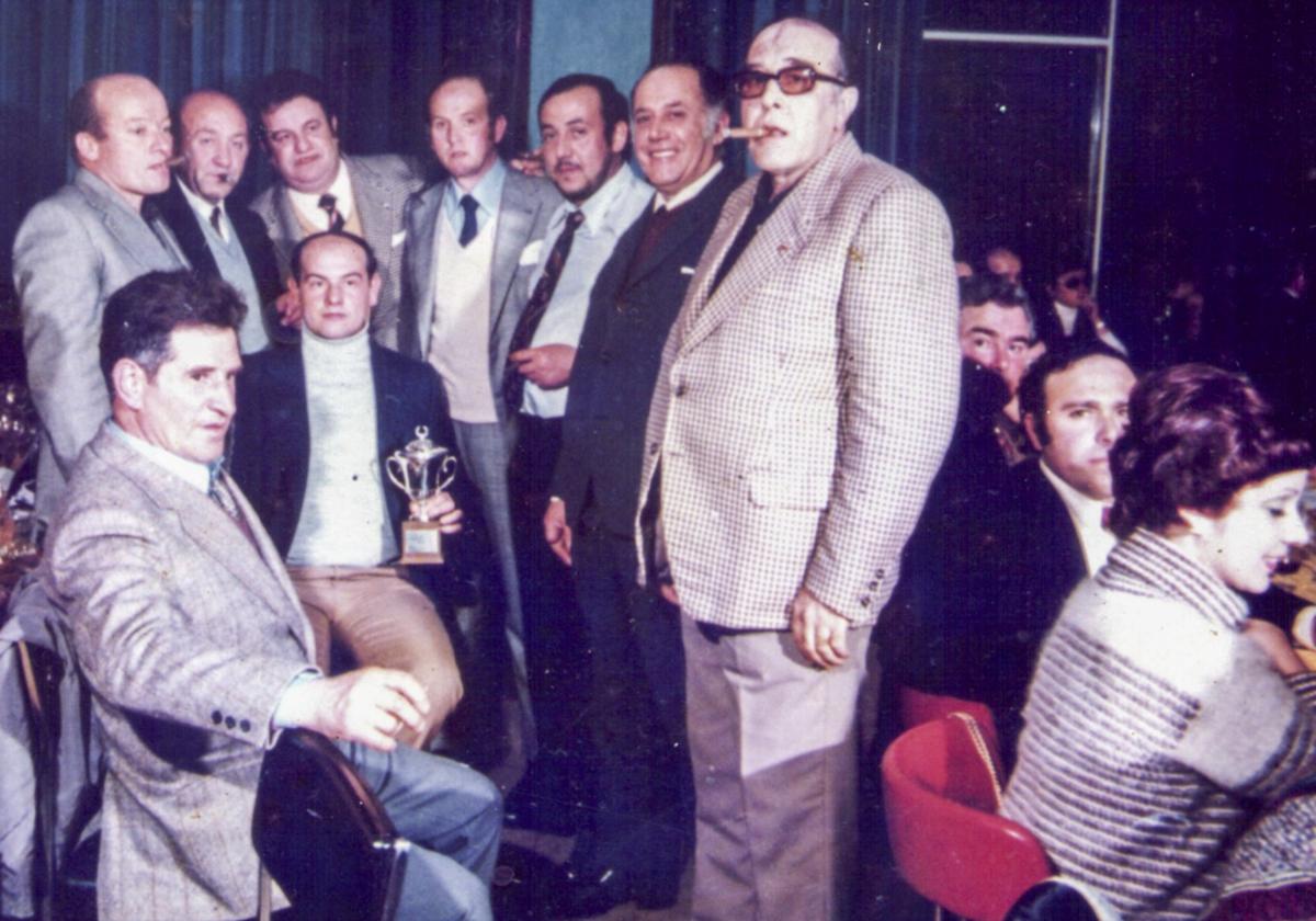 Pepín Llata, de pie, en el centro, junto a un grupo de remeros y directivos en una imagen de 1976.