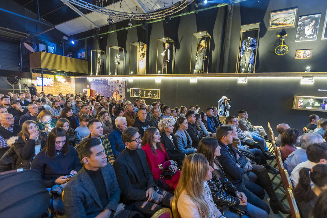 El teatro tiene un aforo para 270 personas y es cambiante, no tiene butacas ancladas al suelo sino que se montará en función del espectáculo. 