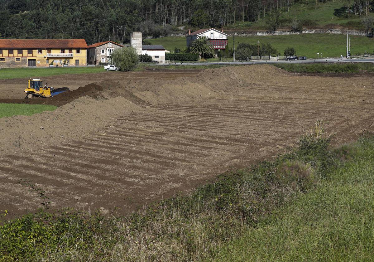 Las máquinas en el Llano de La Pasiega durante los primeros trabajos para la construcción del centro logístico