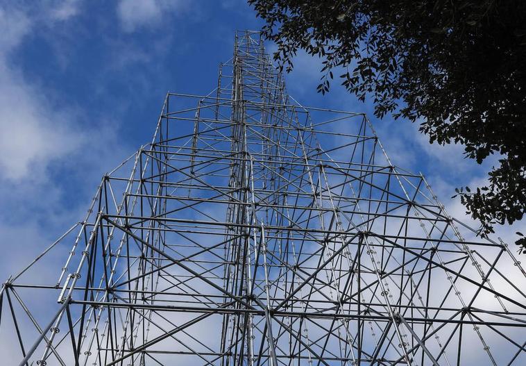 La estructura del árbol de Navidad de Cartes alcanza los 65 metros de altura.