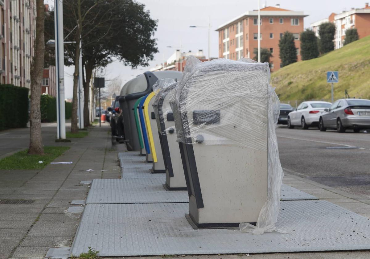 Basura y cubos defectusos en Santander.