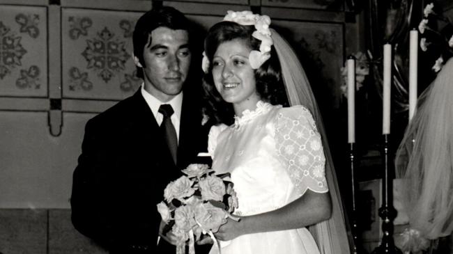 Imagen antes - Alfonso Herrera y María Natividad Ruiz, el día de su boda, el 22 de julio de 1973, en la iglesia parroquial de Santa María de Barreda. A la derecha, el matrimonio el 22 de julio de 2023 cuando renovó sus votos en la iglesia de la Anunciación en Santander.